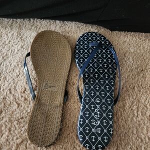 Esprit Black and White Flip Flops